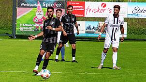 Im Ballbesitz der Stockacher Cuma Püsküllü (links). Aasens Tevfik Ceylan (rechts) schaut sich die Situation ganz genau an.