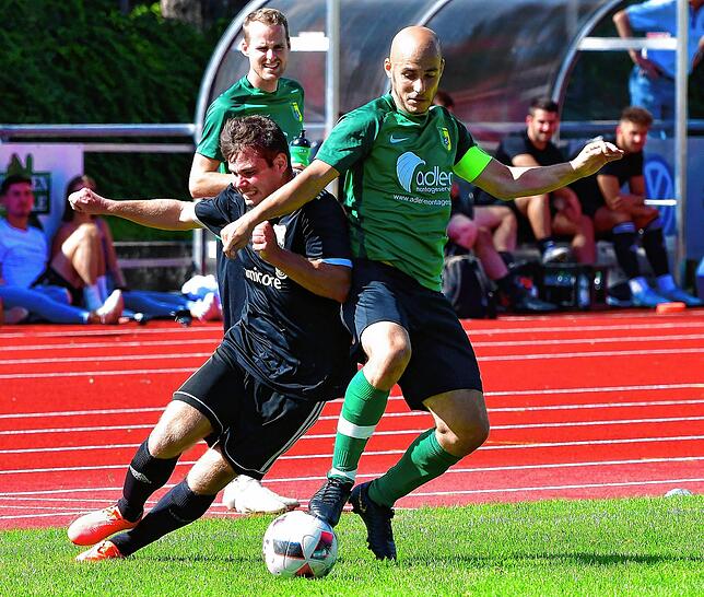 Platz 1: Remo Laisa (rechts, gegen Lukas Kessler von der SG FC Wehr-Brennet) vom SV Herten bekam vier Stimmen.