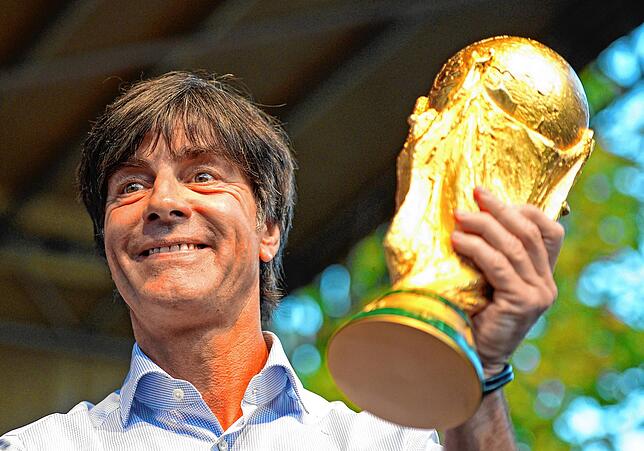 Am 17. Oktober 2014 zu Hause in Schönau: Joachim Löw hält beim Empfang durch die Bürger der Heimatstadt den WM-Pokal in den Händen.