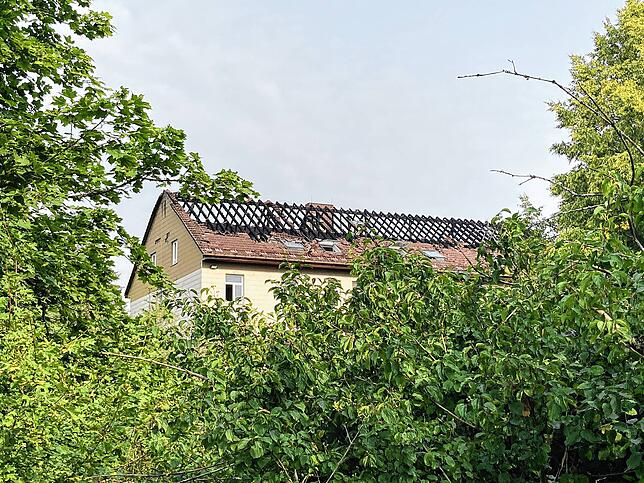 Das Dach der ehemaligen Villinger Jugendherberge ist größtenteils nur noch ein verkohltes Gerippe.