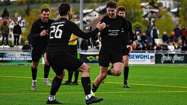Finale erreicht: Marco Hanser bejubelt seinen Treffer zum 2:1 für die SG FC Wehr/Brennet im Halbfinale beim TuS Binzen mit Fabian ...