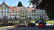 Die Aufbauten im Salemer Schlosspark für das erste Open-Air-Konzert nehmen am Donnerstagnachmittag bereits Form an. Hier werden am ...