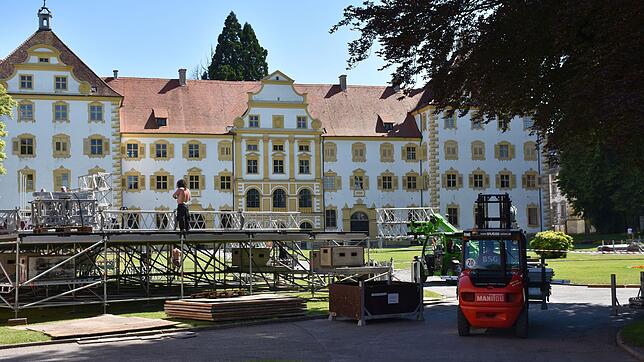 Die Aufbauten im Salemer Schlosspark für das erste Open-Air-Konzert nehmen am Donnerstagnachmittag bereits Form an. Hier werden am ...