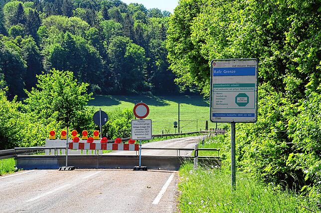 Kein Weiterkommen gibt es am Grenzposten Rafz-Solgen in Lottstetten. Pendlern dient diese Straße durch die Schweiz ebenso, wie Bewohnern ...
