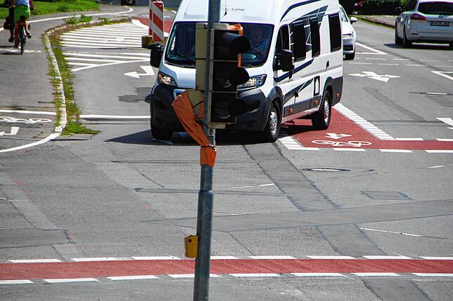 Weitere Szene vom 16. August 2019: Dieser Transporter wechselt zum Abbiegen von der Geradeausspur nach rechts und schneidet ein ...
