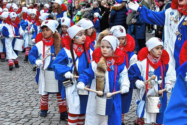 Bild 9: Fasnetmontag in Villingen: Bilder vom blau-weißen  Glonkiumzug