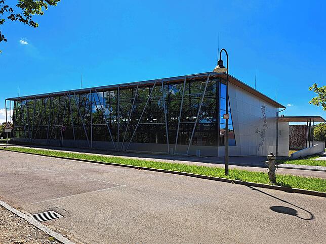 Noch ganz neu ist in Engen die Anne-Frank-Sporthalle. Sie wurde von Stadtbaumeister Matthias Distler und seiner Mitarbeiterin Sara ...