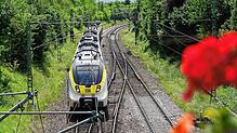 Ein Zug auf der Gäubahnstrecke – deren Unterbrechung ist eigentlich ein Fluch für die Region. An einigen Stellen soll es nun aber auch ...