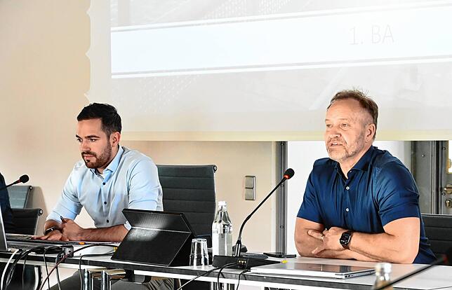 Bürgermeister und Alt-Bürgermeister sprechen über den Stand in der Marienschlucht: Christoph Stolz kümmert sich am Laptop um die ...