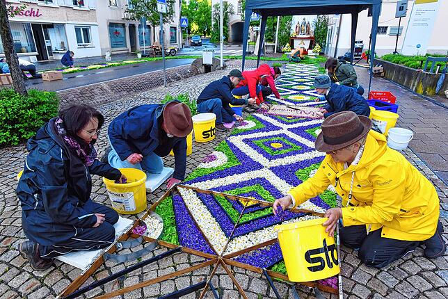 Bild 25: Hüfinger feiern ihr Fronleichnamsfest auch mit stark verkürzten Blumenteppichen