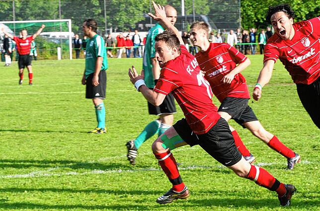 Sven Oertel in Torjubel: Hier feiert er sein Tor zum 1:0 beim mit 2:0 gewonnenen Aufstiegsspiel des FC Wehr bei der Spvgg. ...