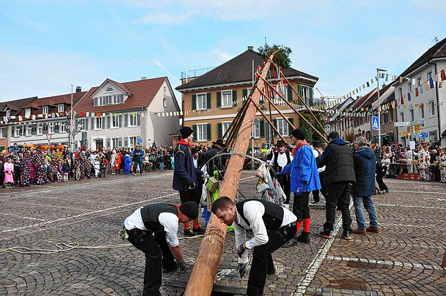 Bild 29: Beste Einblicke zum Narrenbaumsetzen in Markdorf – so feiert die Stadt!