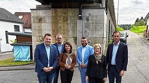 Politprominenz in Lottstetten am Bahnviadukt: Niklas Nüssle, Bürgermeisterstellvertreter Mathias Dufner, Rita Schwarzelühr-Sutter, ...
