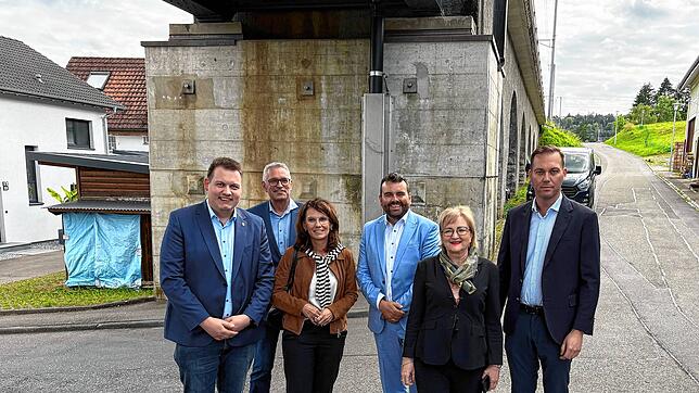 Politprominenz in Lottstetten am Bahnviadukt: Niklas Nüssle, Bürgermeisterstellvertreter Mathias Dufner, Rita Schwarzelühr-Sutter, ...