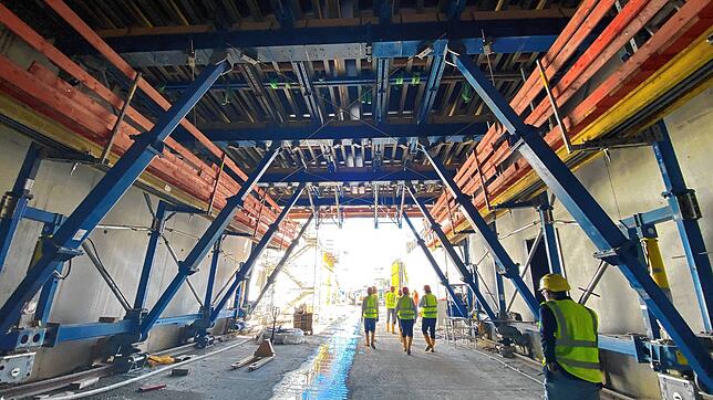 Licht am Ende des Tunnels: Das Gesamtprojekt B33 zwischen Allensbach und Konstanz wird teurer als zuletzt geplant. Der Röhrenbergtunnel ...