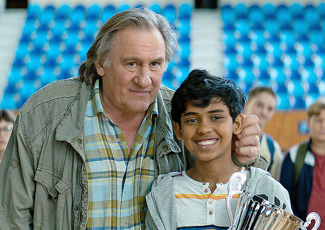 Sylvain (Gérard Depardieu, links) freut sich mit Fahim (Assad Ahmed) über dessen Sieg.