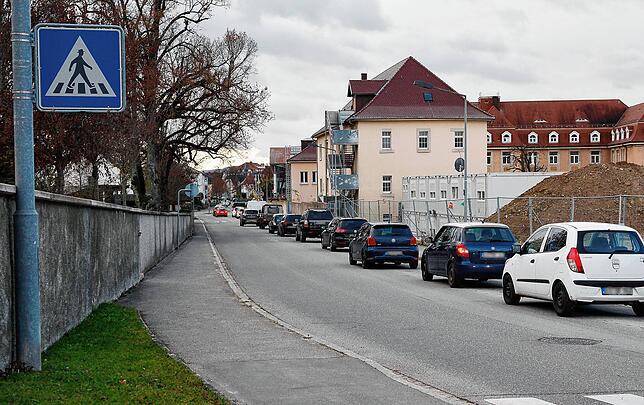 In der Friedhofstraße staut sich der Verkehr stadteinwärts am Montagmorgen zeitweise bis zum Friedhof zurück. Ansonsten scheint es kaum ...