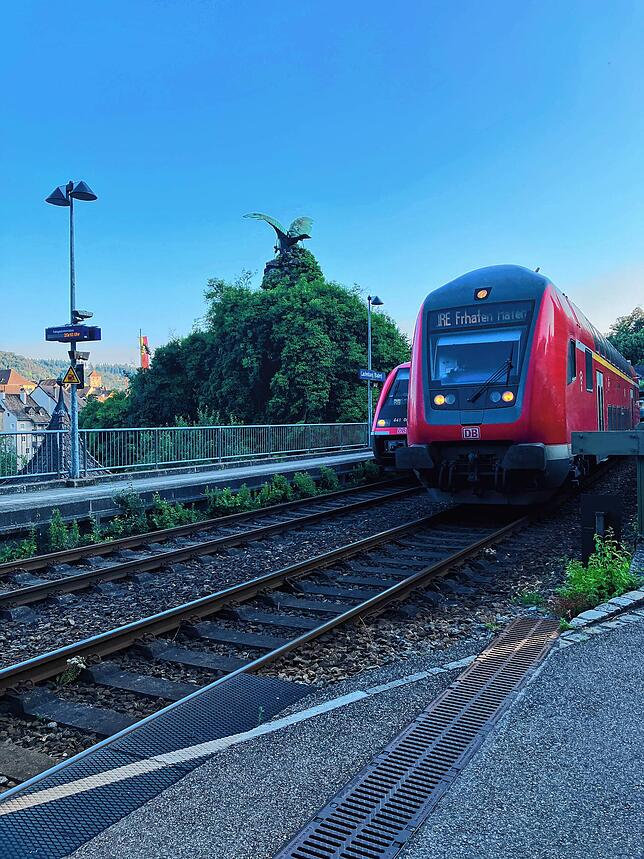 Einer der wenigen Züge, die am Montagabend fuhren: Links steht die defekte Regionalbahn, rechts überholt der IRE in Richtung ...