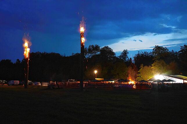 Die besondere Atmosphäre: Acht Meter hohe Schwedenfackeln und ein 30 Ster Lagerfeuer gibt es nur bei den Motorradfreunden in Grunholz ...