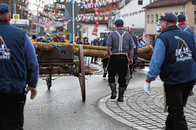 Auch die Siedergilde geht mit dem Narrenbaum zum Jubiläumswochenende in Position.
