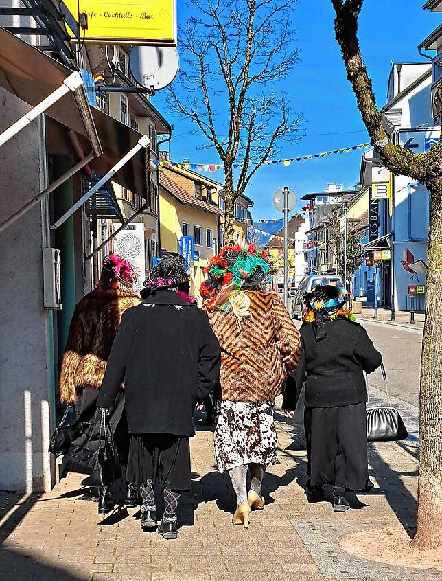 Bild 41: Wiiberrätschede 2025: Im Rathaus feiern die Wehrer Wiiber wild