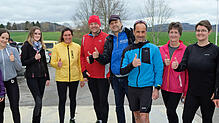 Voll motiviert ist die neue Laufgruppe, die sich unter der Regie von Trainer Franz Hug (Vierter von rechts, neben Veranstalter Markus ...