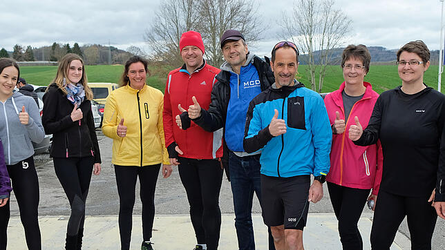 Voll motiviert ist die neue Laufgruppe, die sich unter der Regie von Trainer Franz Hug (Vierter von rechts, neben Veranstalter Markus ...