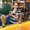 Angelo De Rosa vom Bistro &bdquo;Rhybrugg&ldquo; zapft das letzte Bier. Er muss vorerst wegen der Coronakrise schließen.