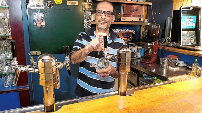 Angelo De Rosa vom Bistro &bdquo;Rhybrugg&ldquo; zapft das letzte Bier. Er muss vorerst wegen der Coronakrise schließen.