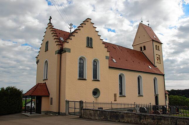 Zell am Andelsbach ist von der Katholischen Pfarrkirche St. Peter und Paul auf dem Kirchberg geprägt. Eine Tafel am Eingang erinnert an ...