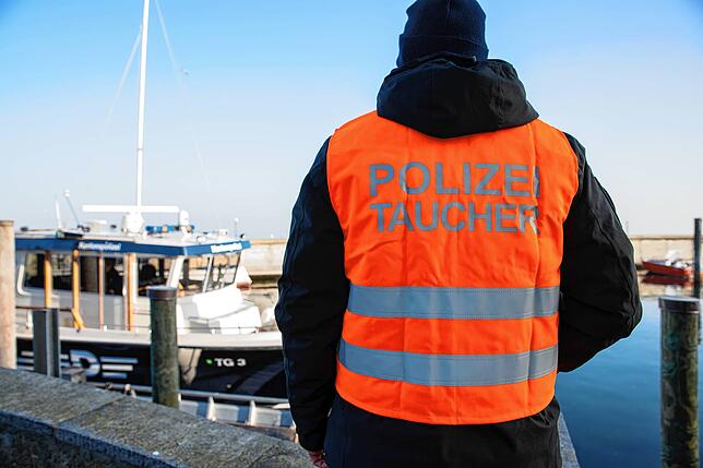 Polizeitaucher versuchten mithilfe eines Netzes das Flugzeug beim ersten Versuch zu bergen.