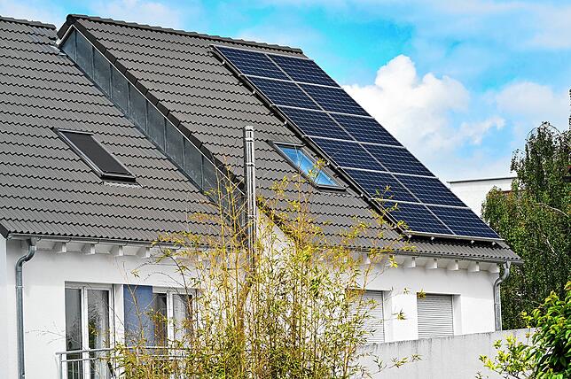 Auch auf den Dächern von Privathäusern soll es künftig viele Solaranlagen geben .