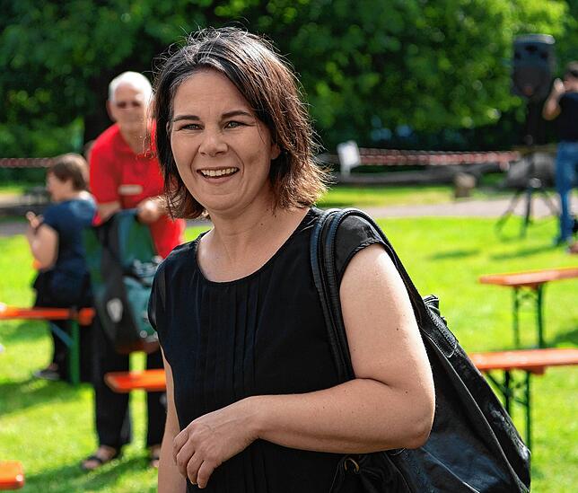 Annalena Baerbock besucht das zentrale Wahlkampfcamp 2021 in Brandenburg.