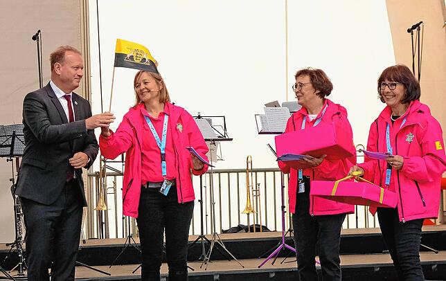 Zum Trost ein Gartenschaufähnchen: OB Jan Zeitler am Schlusstag der Landesgartenschau, mit (von links) Beate Braun, Marga Lenski und ...