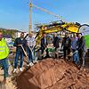 Beim ersten Spatenstich (von links): Marek Placzki von Lienhard Rohrleitungsbau, Stadtwerke-Geschäftsführer Jürgen Schelb, Mathias ...