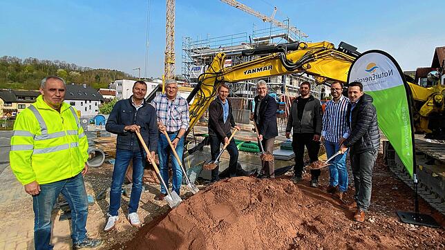 Beim ersten Spatenstich (von links): Marek Placzki von Lienhard Rohrleitungsbau, Stadtwerke-Geschäftsführer Jürgen Schelb, Mathias ...