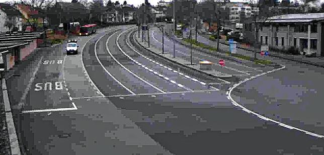Ein willkürliches Beispiel – aber eben auch beispielhaft für die Situation an der Autofähre. Die Aufstellspuren in Konstanz-Staad ...