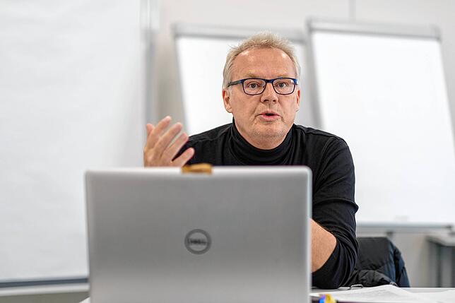 Kai Boeddinghaus, Geschäftsführer des Bundesverband für freie Kammern, verfolgt das Geschehen in IHKs und Handwerkskammern bundesweit. ...