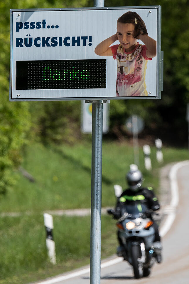 Ein Motorrad fährt in Bayern an einem Lärmschutzdisplay vorbei. Zwei dieser Schilder sollen nun auch in Hüfingen und Rottweil zu laute ...