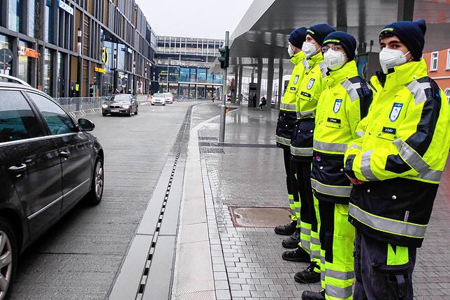 Das Cano-Management hat vier Kadetten der Kreisverkehrswacht für das Eröffnungswochenende gebucht. Sie hatten den Verkehr im Blick und ...