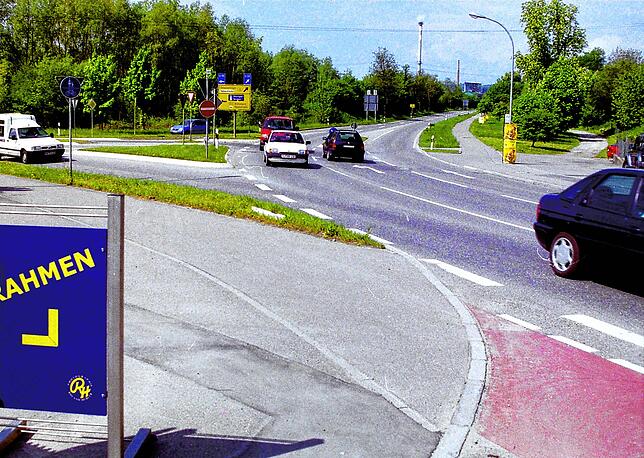 So sah der Straßenbereich am Ortseingang von Stockach aus, ehe der Kreisverkehr gebaut wurde. Im Hintergrund sind die Straße Richtung ...