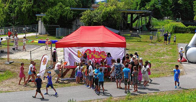 Mehr Besucher als erwartet kamen zum Kinderfest, am b.free-Stand gab es leckere Saft-Cocktails.