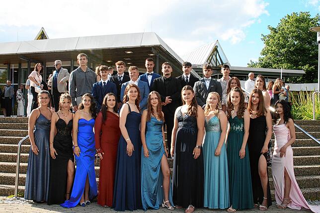 Fröhliche Gesichter gibt es auch bei Klasse 10c zum Abschluss der Schulzeit an der Realschule am Eichberg.