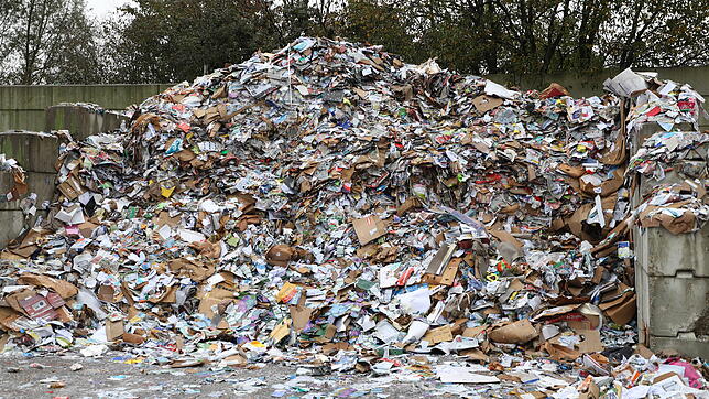 Zwischengelagertes Altpapier an der Umladestation Dorfweiher