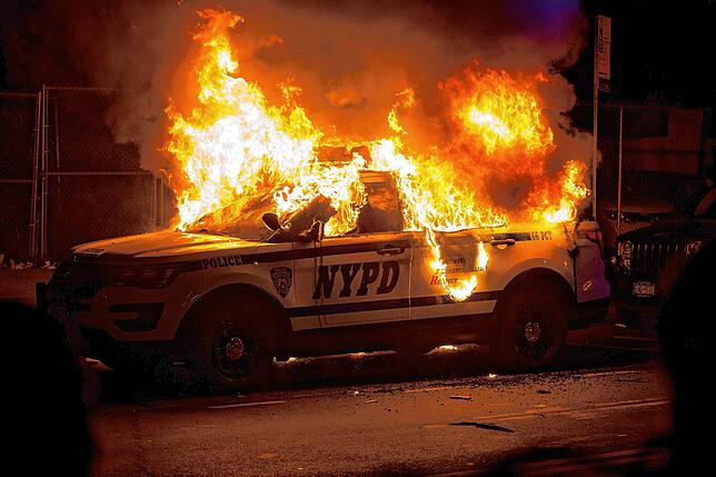 Ein Geländewagen der Polizei steht während der Proteste im New Yorker Stadtbezirk Brooklyn in Flammen.