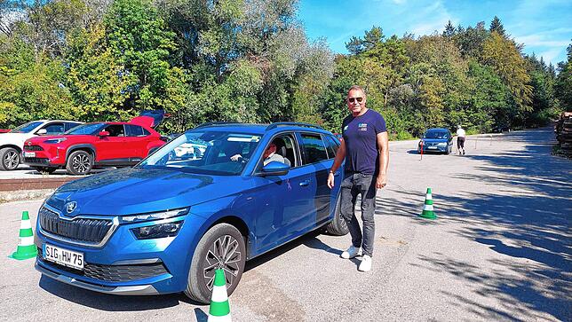 Klaus Kubenz (rechts) von der Kreisverkehrswacht erklärt, wie das Rückwärtsfahren mit Seitenspiegeln am besten funktioniert.