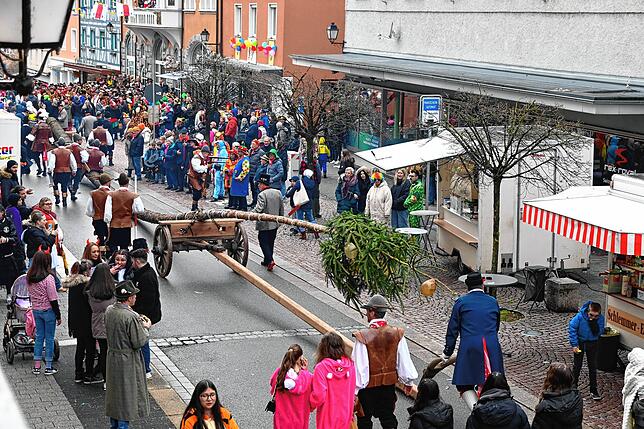 Bild 24: Erst als Pappfigur, dann live: Alle Bilder vom Tag mit Karl Lauterbach in Stockach