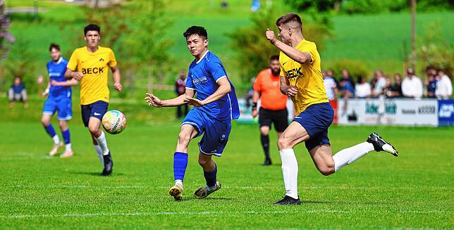 Bild 3: 6:0-Sieg im Spitzenspiel! A-Jugend der SG Dettingen-Dingelsdorf erobert Bezirksliga-Spitzenposition