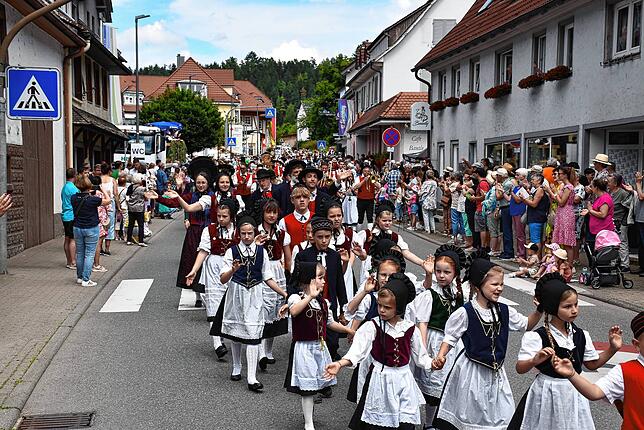 Eines zeigte der Umzug deutlich: Um den Nachwuchs brauchen sich viele Trachtenvereine keine Sorgen zu machen.