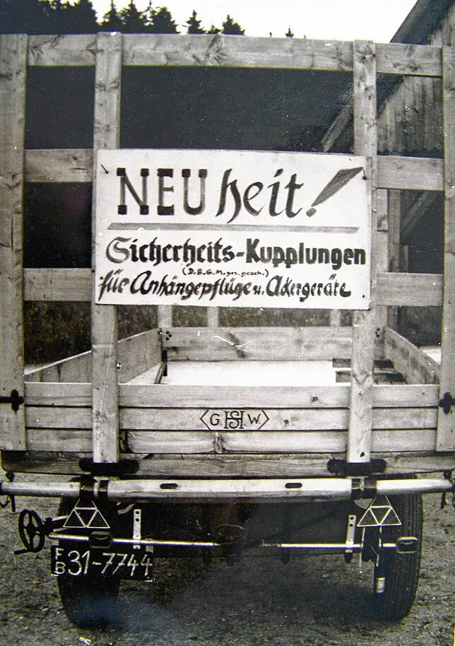 Josef Scherzinger war einer der Tüftler in der Familie. Am 18. Oktober 1955 ließ er seine Sicherheitskupplung für Anhängegeräte an ...